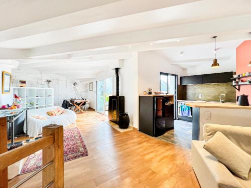 Il comprend une cuisine et un salon avec une table. dans l'établissement Magnifique Appartement Climatise avec Parking - Allee de Tourny, à Bordeaux