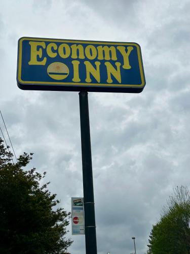 a sign for a economy gym on a pole at ECONOMY INN in Jonesboro