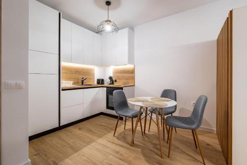 una cucina con tavolo e sedie in una stanza di Stylish Studio with Free Parking a Sofia