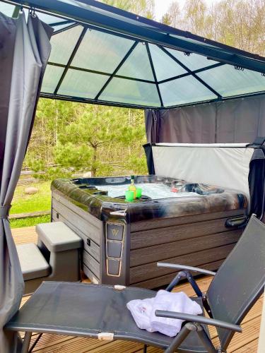 Osada Skoczkowo komfortowe domki z prywatnymi wannami hot-tub nad jeziorem- sauna- balia- prywatny staw wędkarski