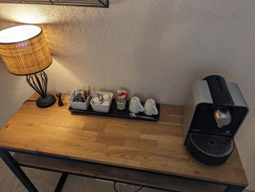 Příslušenství pro přípravu čaje a kávy v ubytování L'Orangerie Studio