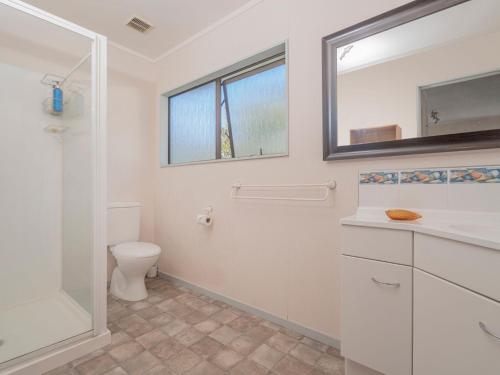 Ένα μπάνιο στο Seashells Bach - Whangamatā Holiday Home