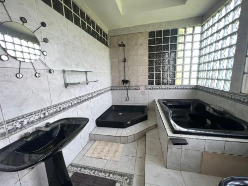 a bathroom with a tub and a sink at Luxueus appartement Wanica, Welgedacht C in Wanica