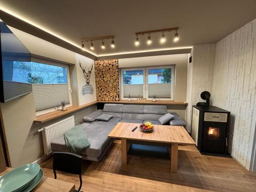 ein Wohnzimmer mit einem Sofa und einem Tisch in der Unterkunft Ostródzkie Zacisze Ośrodek Arizona in Ostróda