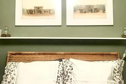 ein Bett mit zwei Kissen und zwei Bildern an der Wand in der Unterkunft Studio with wifi at Firenze in Florenz