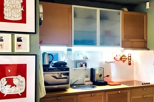 eine Küche mit einer Arbeitsplatte und einer Mikrowelle in der Unterkunft Studio with wifi at Firenze in Florenz