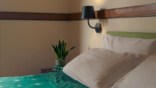 a bed with a green headboard and a white pillow at Janas Country Resort in Mores