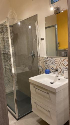 uma casa de banho com um chuveiro e um lavatório. em SUNRISE HILL B&B em Menestrello