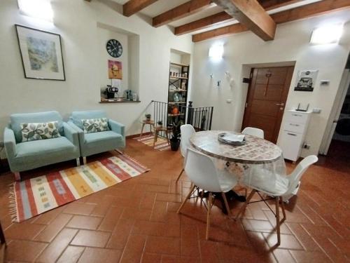 ein Wohnzimmer mit einem Tisch und Stühlen in der Unterkunft La Corte di Suna in Verbania