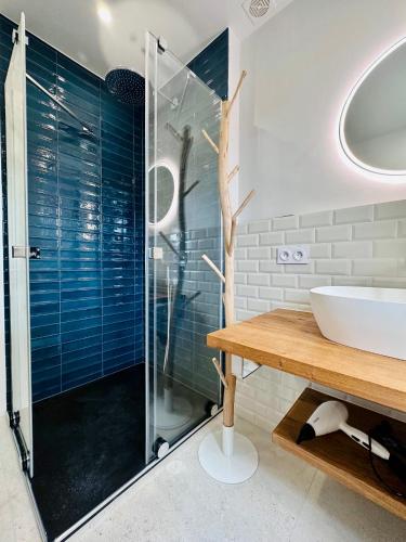 une salle de bain avec une douche en verre et un lavabo dans l'établissement KerDesAmis - Tolles Ferienhaus in Strandnähe mit Sonnenterrasse, Boulebahn und großem Garten, à Pénestin