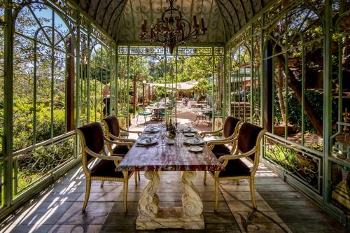 Taman di luar Chez Bruno