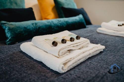 a pile of white towels sitting on a table at Shambles Retreat - King or twin beds free parking x2 wifi corporates in Bradford on Avon