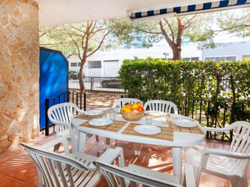 einen weißen Tisch und Stühle auf einer Terrasse in der Unterkunft Apartment Maridor-2 by Interhome in Platja  d'Aro
