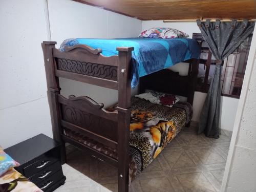 a bedroom with bunk beds in a room at Casa Campestre Adela in Suesca