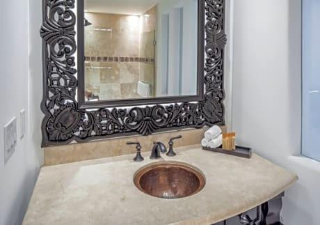 La salle de bains est pourvue d'un lavabo et d'un miroir. dans l'établissement Cabo Azul, à San José del Cabo
