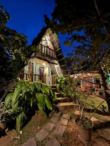 an old house with plants in front of it at villa ovita in Talpe