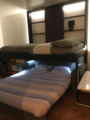 Ένα ή περισσότερα κρεβάτια σε δωμάτιο στο Studio avec balcon sur jardin et parking privé