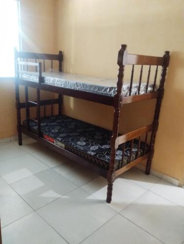 Ce lit superposé en bois se trouve dans un dortoir. dans l'établissement Lar da Yo, à São Pedro da Aldeia