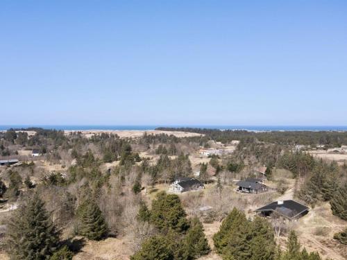 una vista aérea de una subdivisión con casas y árboles en Holiday Home Sighfrith - all inclusive - 2km from the sea by Interhome, en Blokhus