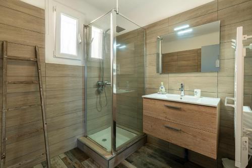 a bathroom with a shower and a sink at Alta Vista , villa avec piscine privée et vue exceptionnelle près d'Ajaccio in Sarrola-Carcopino