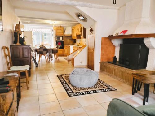 un salon avec un canapé et une cheminée dans l'établissement Agréable maison de ville avec patio, à Sigean