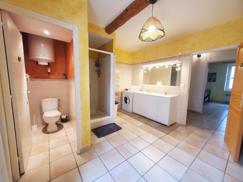 Kúpeľňa v ubytovaní Agréable maison de ville avec patio