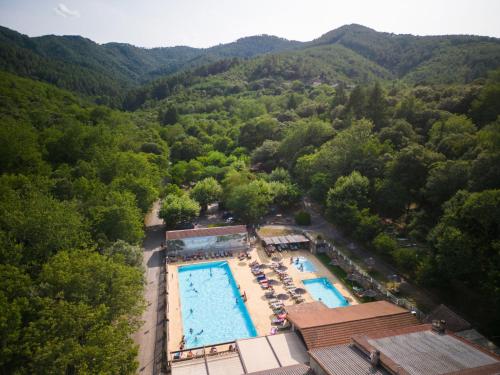 - une vue sur la piscine dans les montagnes dans l'établissement Holiday Home Prestige Plus 3 chambres by Interhome, à Cendras