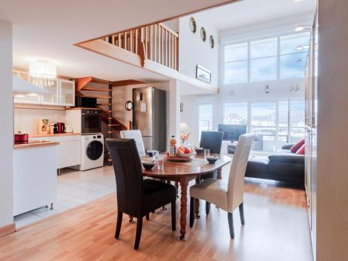 une salle à manger et un salon avec une table et des chaises dans l'établissement Apartment Les Lofts-17 by Interhome, à Dives-sur-Mer