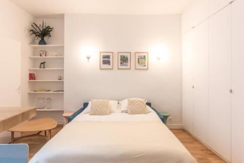 une chambre avec un grand lit et une table dans l'établissement Charming flat - 4 guests - Saint-Germain des pres, à Paris