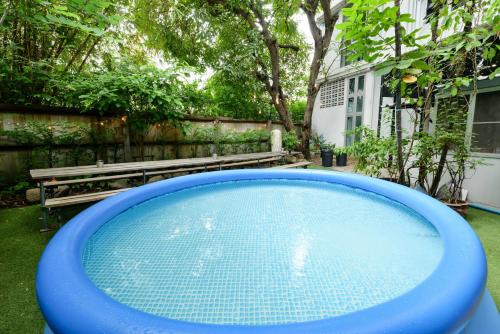 Bazén v ubytování The Cube Hostel Silom nebo v jeho okolí