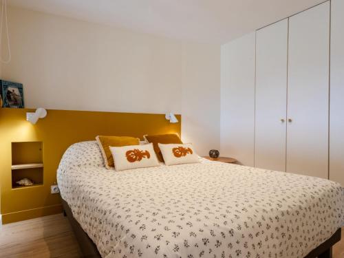 ドーヴィルにあるApartment Le Carrousel des Sports by Interhomeのベッドルーム1室(黄色い壁の大型ベッド1台付)