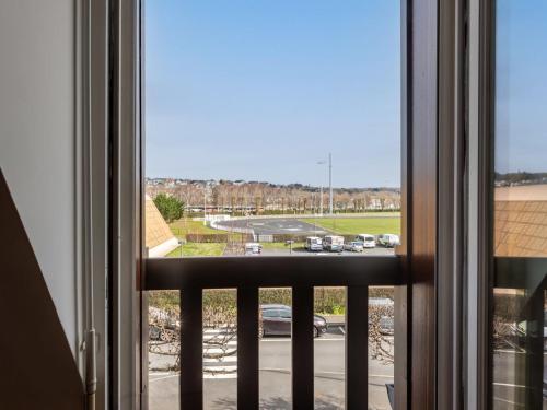 ドーヴィルにあるApartment Le Carrousel des Sports by Interhomeの窓から駐車場の景色を望めます。