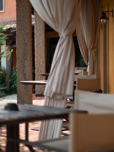 a group of tables and chairs on a patio at Janas Country Resort in Mores