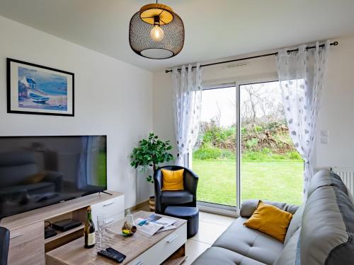 uma sala de estar com um sofá e uma grande janela em Holiday Home Chez Jeff by Interhome em Ploudalmézeau