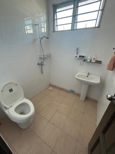 ミリにあるH&N Airbnbのバスルーム(トイレ、洗面台付)