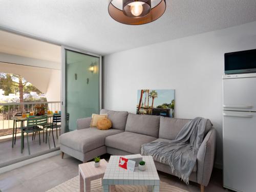 un salon avec un canapé et une table dans l'établissement Apartment East Land-3 by Interhome, à La Grande Motte