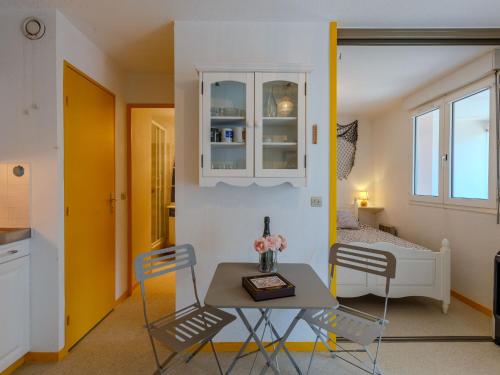 une pièce avec une table et des chaises et une chambre dans l'établissement Apartment Les Sables d'Or by Interhome, à Saint-Palais-sur-Mer