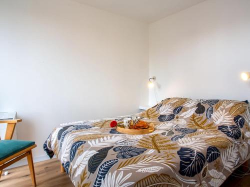 - un lit avec une couverture et un bol de nourriture dans l'établissement Holiday Home Ty Gwen by Interhome, à Pornic