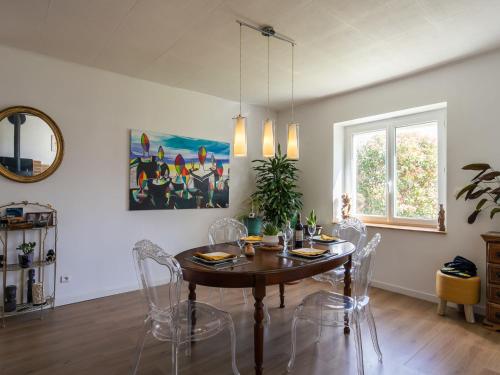 uma sala de jantar com mesa e cadeiras em Holiday Home Chez Eric by Interhome em Névez