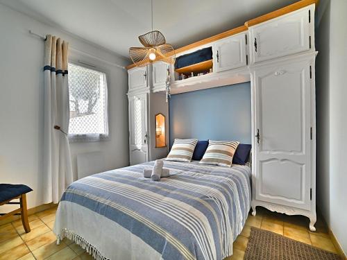 une chambre avec un lit avec une couverture bleue et blanche dans l'établissement Holiday Home Les Pâquerettes by Interhome, à La Brée-les-Bains