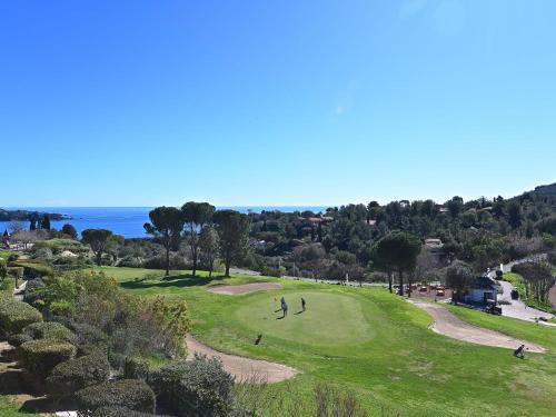 - un groupe de personnes jouant au golf sur un parcours dans l'établissement Apartment L'Esquinade - F4 218 by Interhome, à Agay