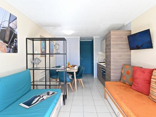 un salon avec un canapé et une table dans l'établissement Apartment L'Esquinade - F4 218 by Interhome, à Agay