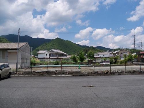 a street in a town with houses and a fence at Fukubatake in Yoshino