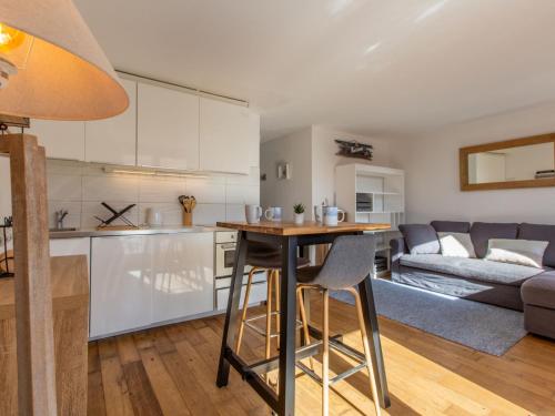 eine Küche und ein Wohnzimmer mit Tisch und Stühlen in der Unterkunft Apartment Maison de l'océan-7 by Interhome in Capbreton