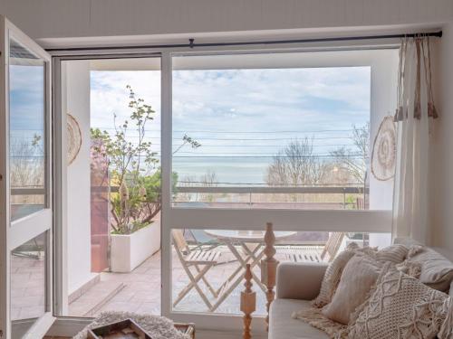d'un salon avec une grande porte coulissante en verre. dans l'établissement Studio les flots bleus by Interhome, à Trouville-sur-Mer