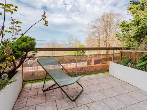 une chaise verte assise sur une terrasse dans l'établissement Studio les flots bleus by Interhome, à Trouville-sur-Mer