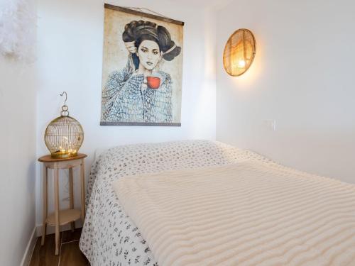 une chambre avec un lit et un tableau au mur dans l'établissement Studio les flots bleus by Interhome, à Trouville-sur-Mer