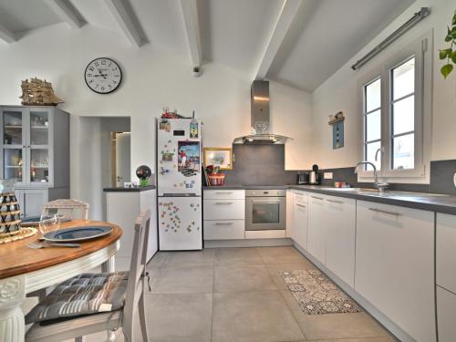Η κουζίνα ή μικρή κουζίνα στο Holiday Home Le Mimosa by Interhome