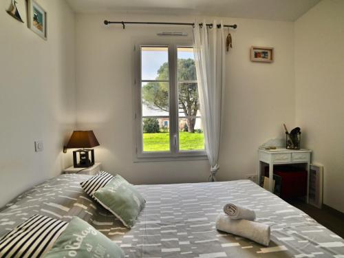 Ένα ή περισσότερα κρεβάτια σε δωμάτιο στο Holiday Home Le Mimosa by Interhome