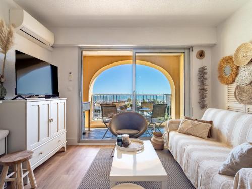 Una televisión o centro de entretenimiento en Studio Port de La Gavine-31 by Interhome